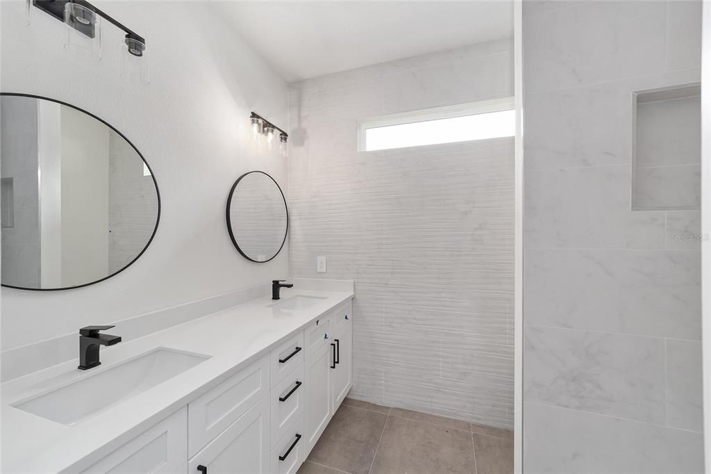 En Venta: $320,000 (4 camas, 2 baños, 1571 Pies cuadrados)