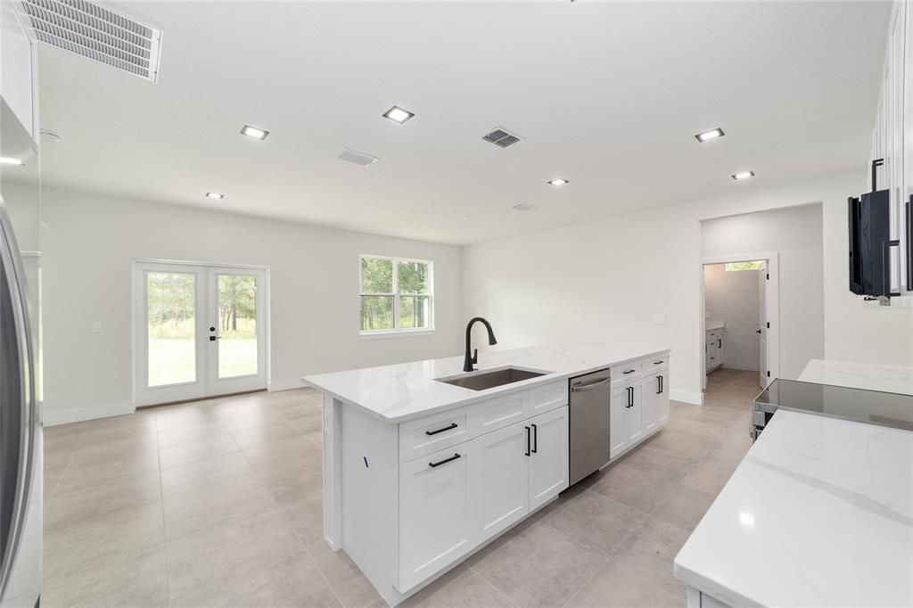 En Venta: $320,000 (4 camas, 2 baños, 1571 Pies cuadrados)