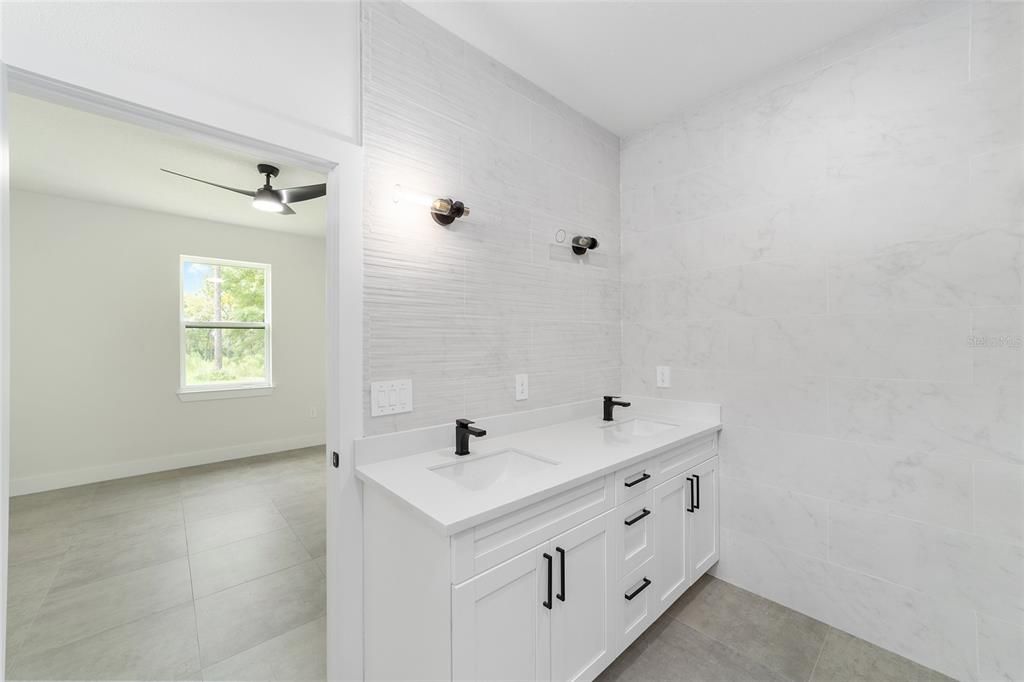 En Venta: $320,000 (4 camas, 2 baños, 1571 Pies cuadrados)