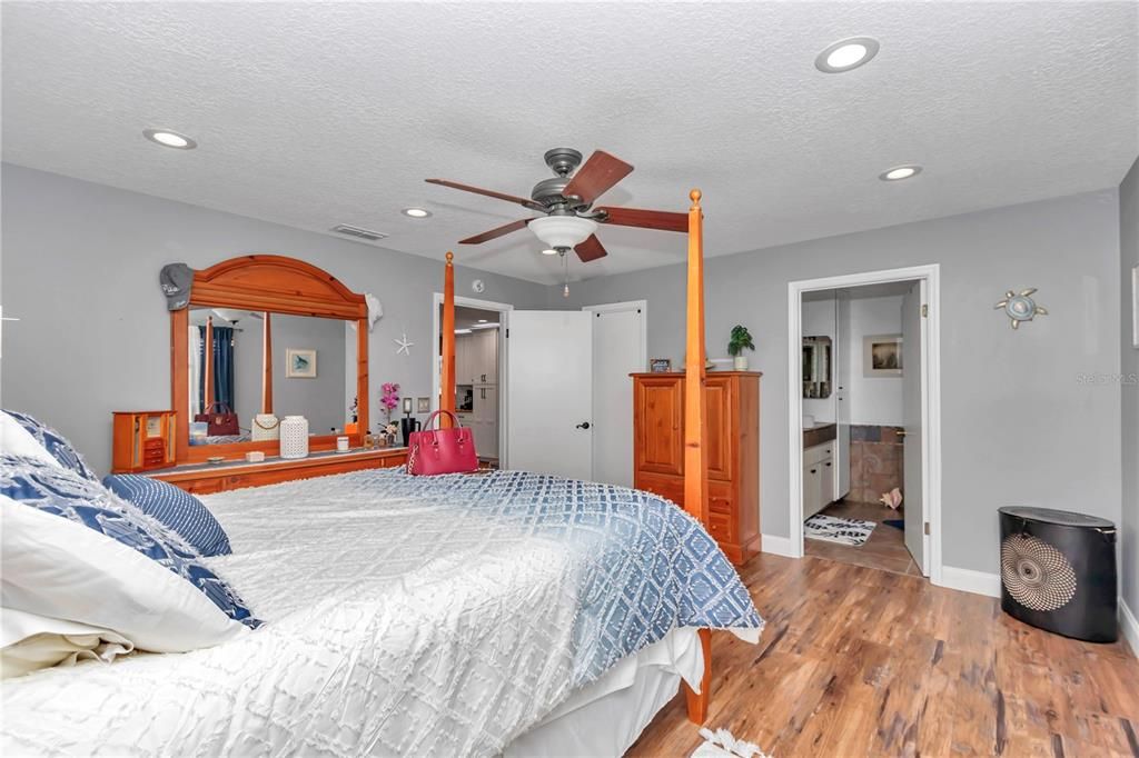 For Rent: $2,300 (2 beds, 2 baths, 1296 Square Feet)