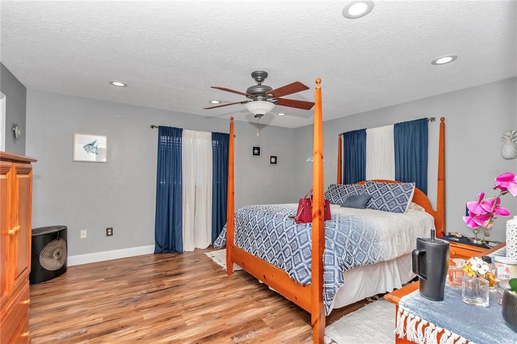 For Rent: $2,300 (2 beds, 2 baths, 1296 Square Feet)