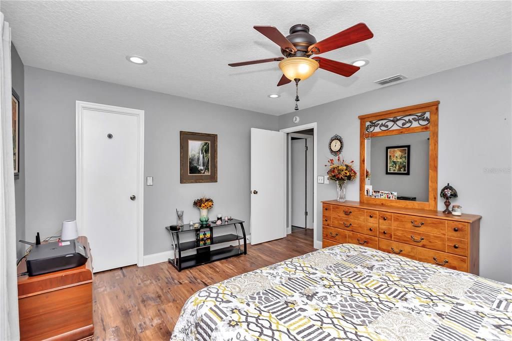 For Rent: $2,300 (2 beds, 2 baths, 1296 Square Feet)