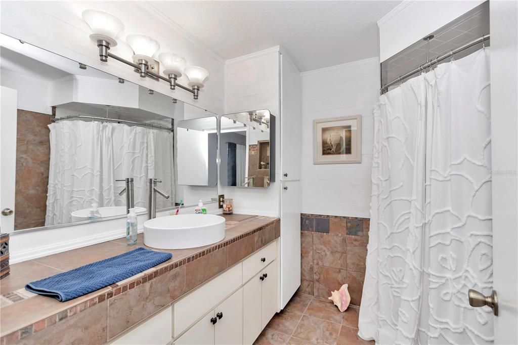 For Rent: $2,300 (2 beds, 2 baths, 1296 Square Feet)