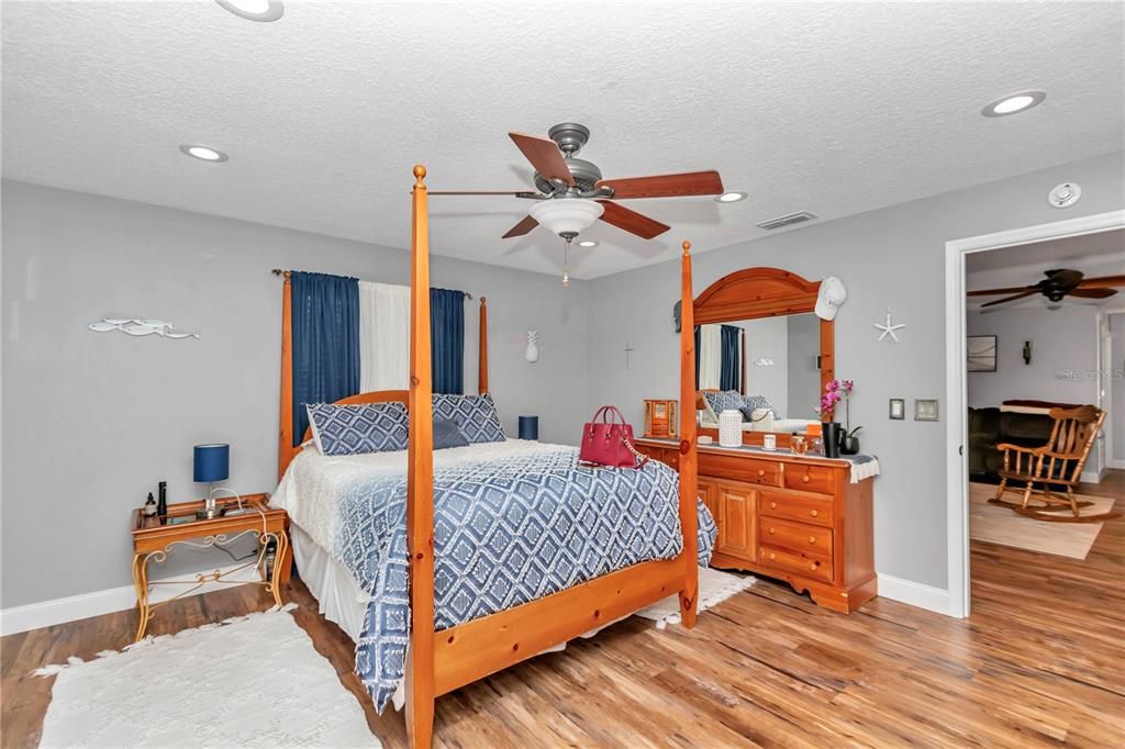 For Rent: $2,300 (2 beds, 2 baths, 1296 Square Feet)