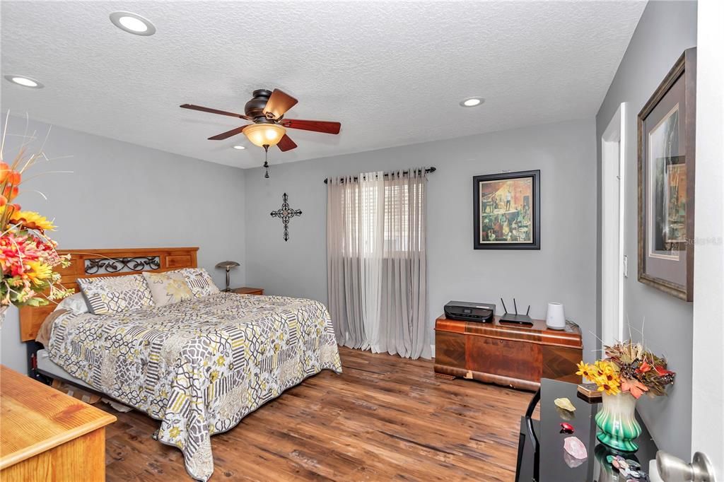 For Rent: $2,300 (2 beds, 2 baths, 1296 Square Feet)