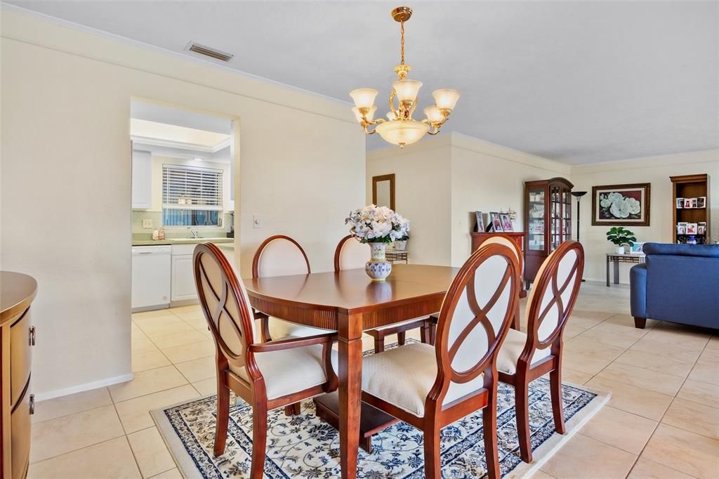 待售: $239,900 (2 贝兹, 2 浴室, 1651 平方英尺)