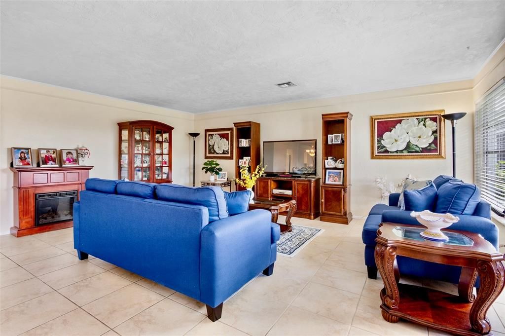 待售: $239,900 (2 贝兹, 2 浴室, 1651 平方英尺)