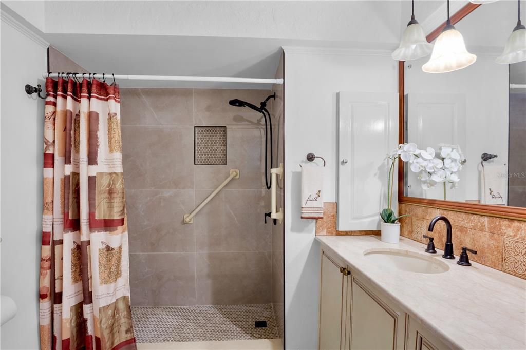 待售: $239,900 (2 贝兹, 2 浴室, 1651 平方英尺)