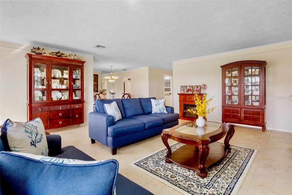 待售: $239,900 (2 贝兹, 2 浴室, 1651 平方英尺)