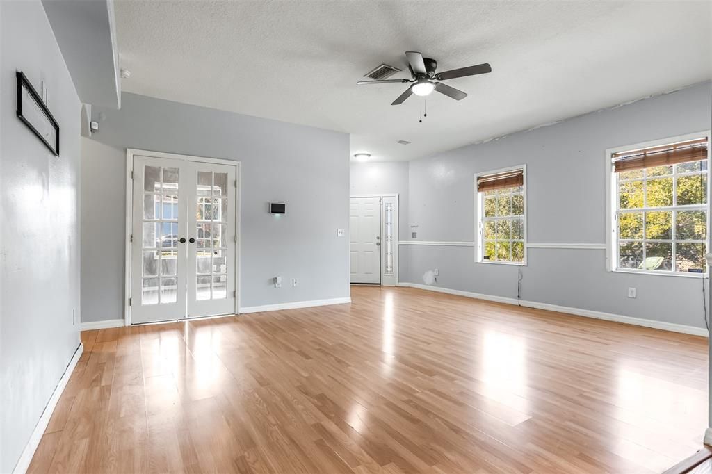 For Sale: $294,999 (4 beds, 2 baths, 1484 Square Feet)