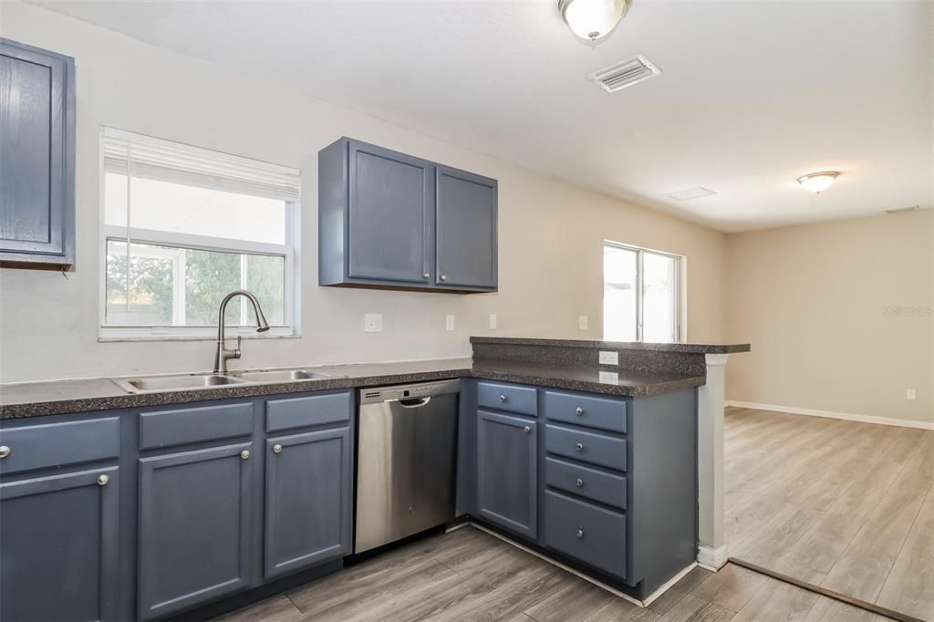 На продажу: $425,000 (3 спален, 2 ванн, 1353 Квадратных фут)