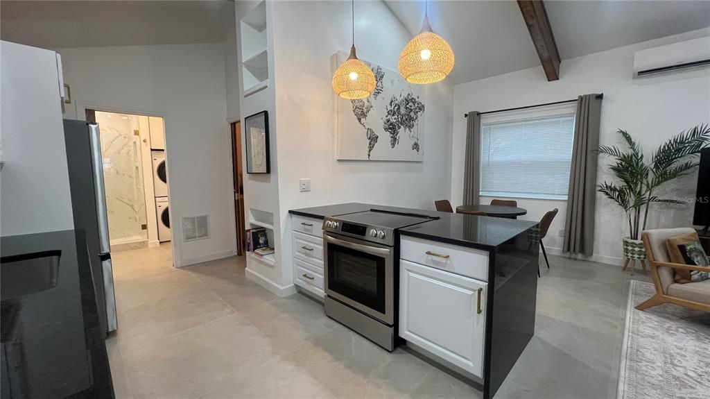 For Rent: $2,000 (1 beds, 1 baths, 640 Square Feet)