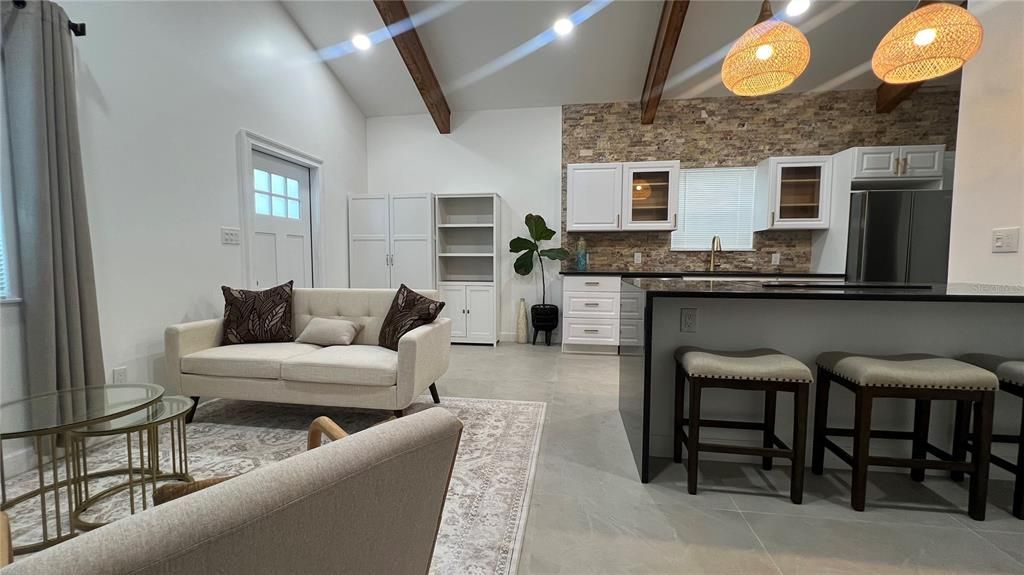 For Rent: $2,000 (1 beds, 1 baths, 640 Square Feet)