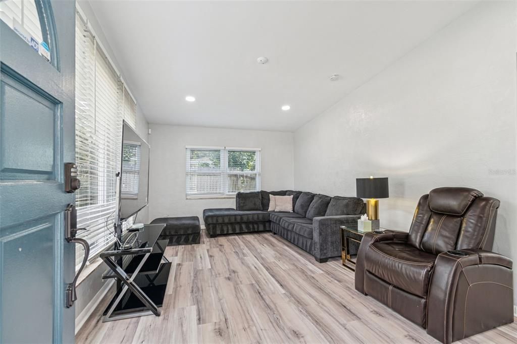 En Venta: $489,900 (4 camas, 2 baños, 1404 Pies cuadrados)