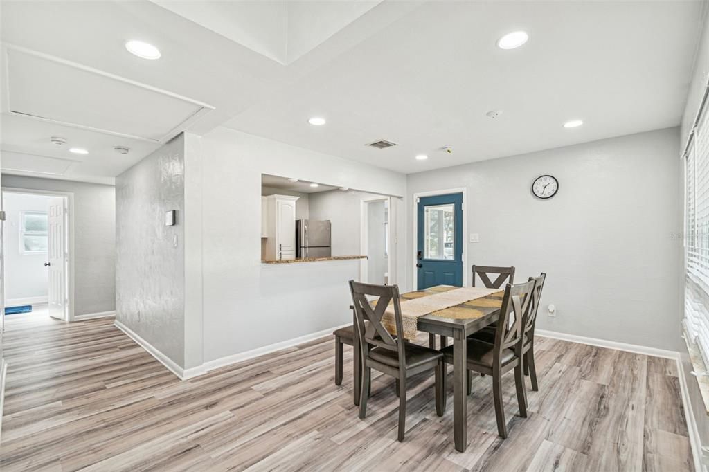 En Venta: $489,900 (4 camas, 2 baños, 1404 Pies cuadrados)