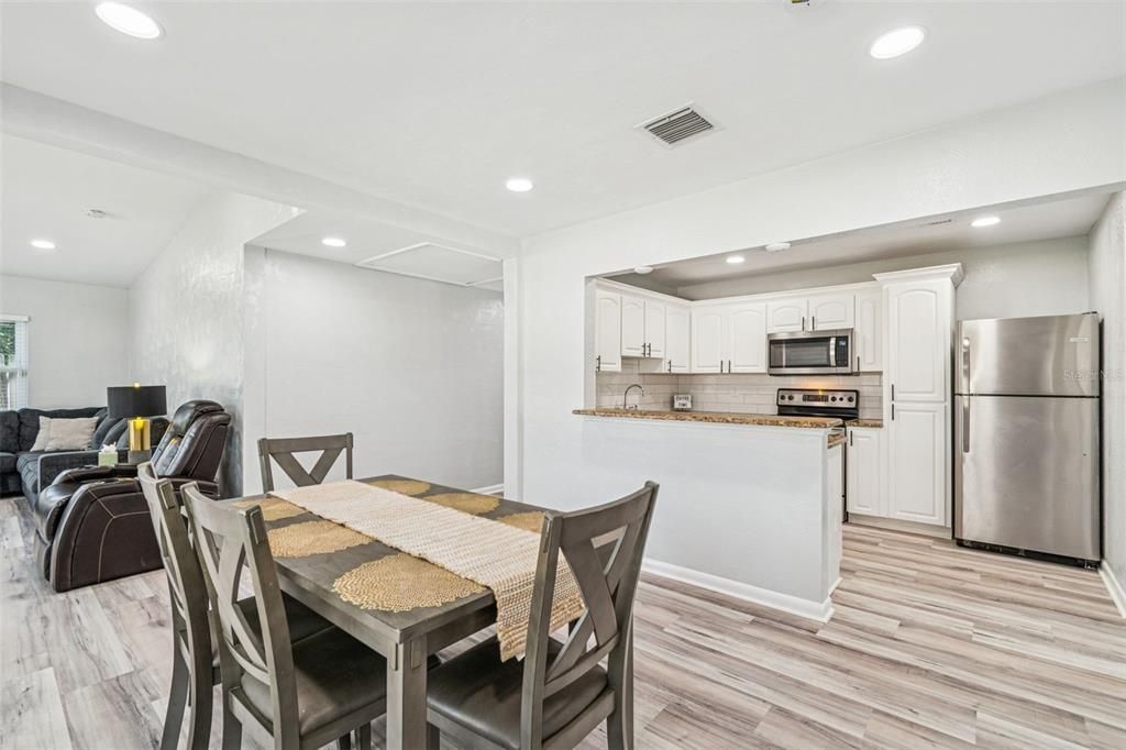 En Venta: $489,900 (4 camas, 2 baños, 1404 Pies cuadrados)