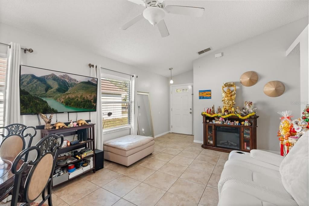 For Sale: $305,000 (3 beds, 2 baths, 1056 Square Feet)