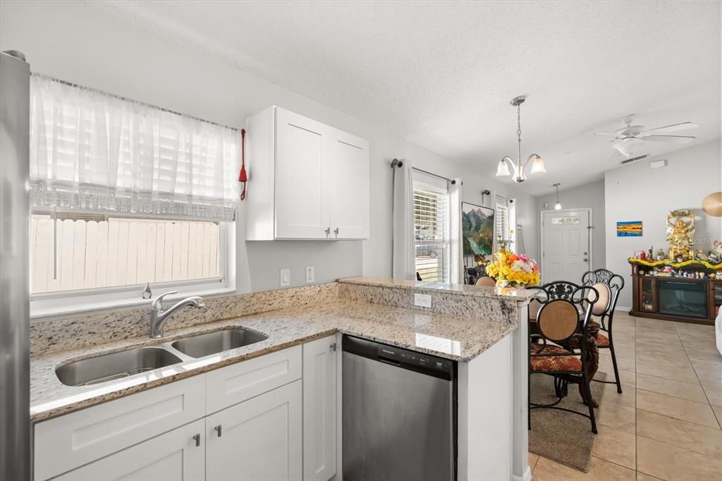 For Sale: $305,000 (3 beds, 2 baths, 1056 Square Feet)