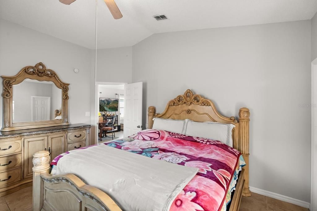 For Sale: $305,000 (3 beds, 2 baths, 1056 Square Feet)