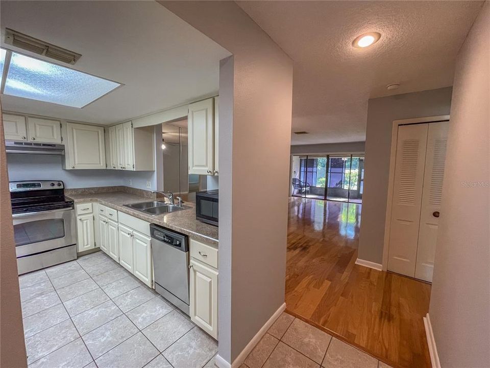 На продажу: $194,000 (2 спален, 2 ванн, 1097 Квадратных фут)