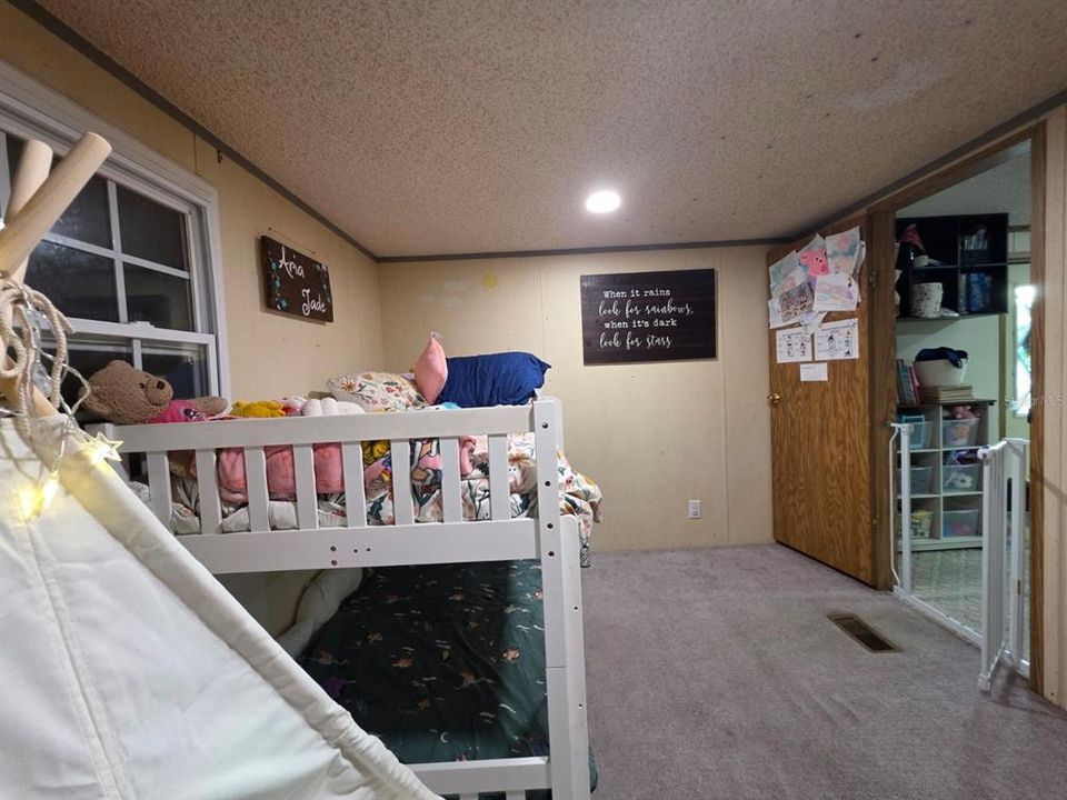 For Sale: $129,000 (2 beds, 2 baths, 924 Square Feet)