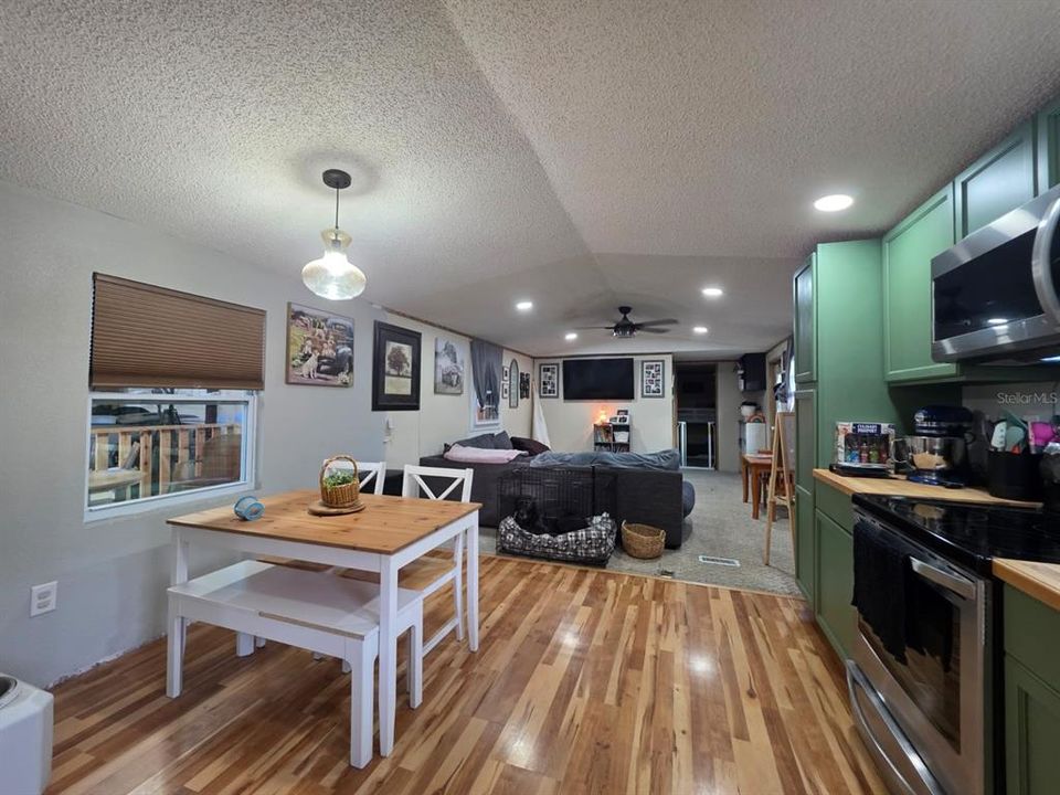 For Sale: $129,000 (2 beds, 2 baths, 924 Square Feet)