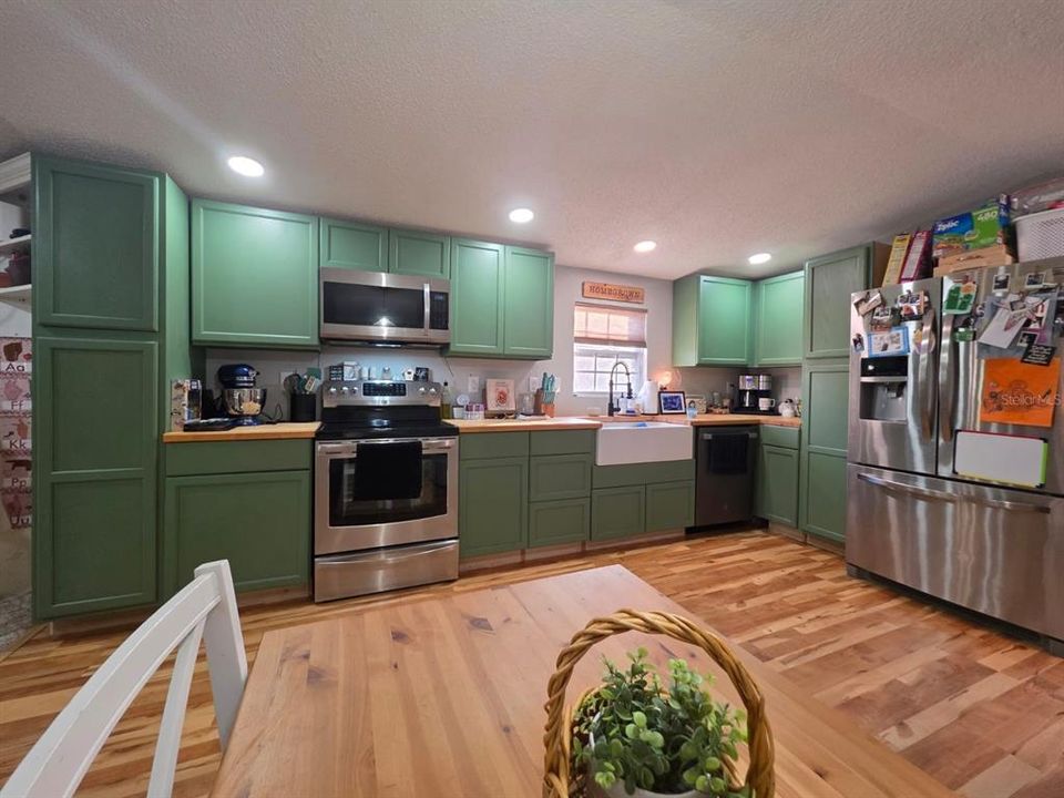 For Sale: $129,000 (2 beds, 2 baths, 924 Square Feet)