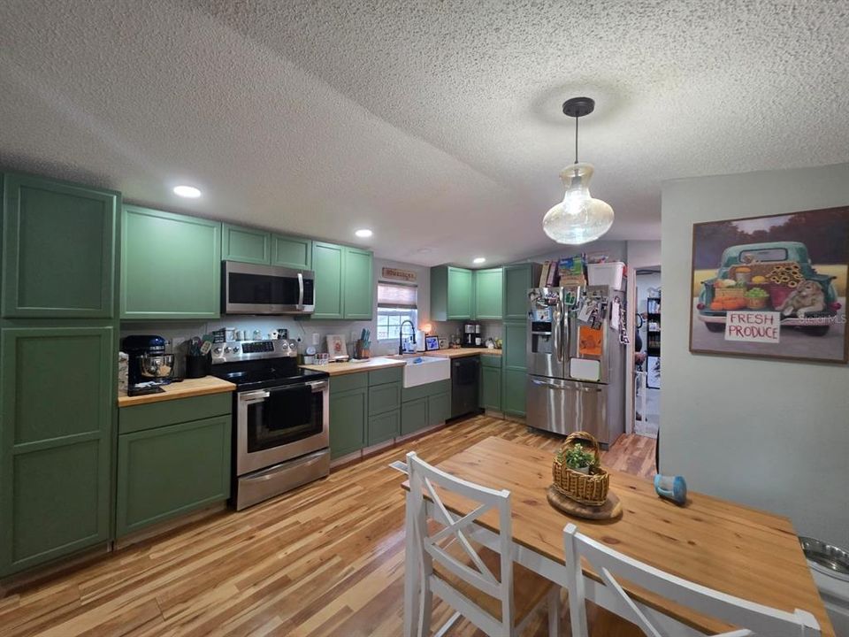 For Sale: $129,000 (2 beds, 2 baths, 924 Square Feet)