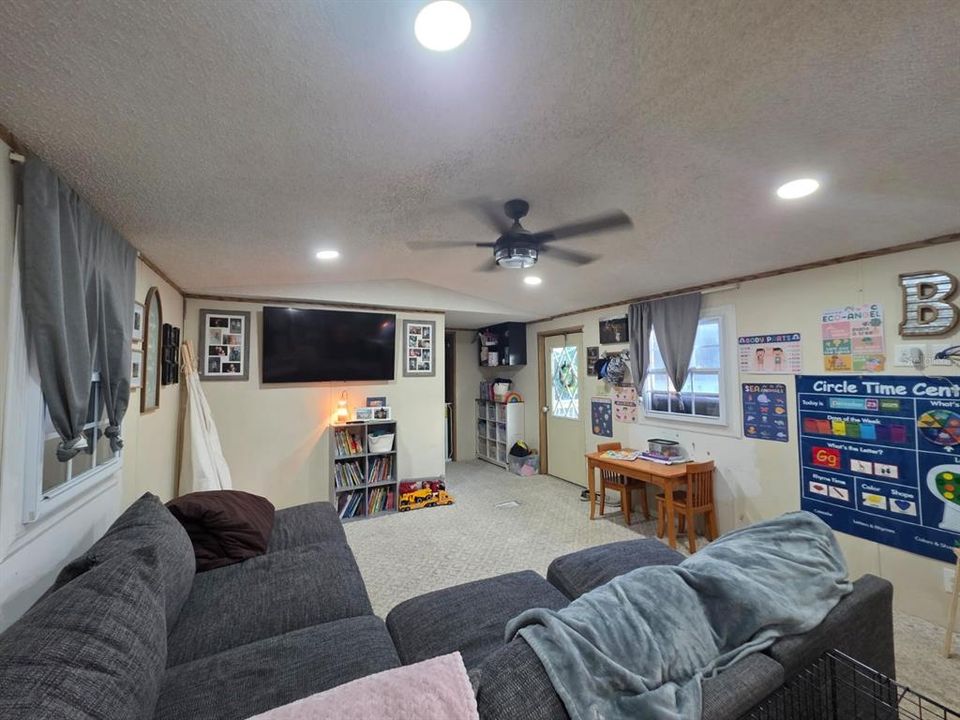 For Sale: $129,000 (2 beds, 2 baths, 924 Square Feet)