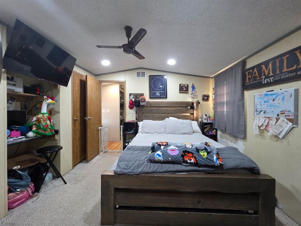 For Sale: $129,000 (2 beds, 2 baths, 924 Square Feet)