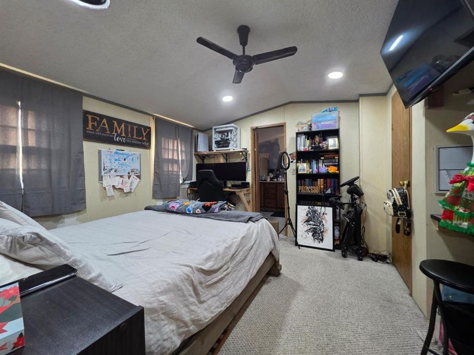 For Sale: $129,000 (2 beds, 2 baths, 924 Square Feet)