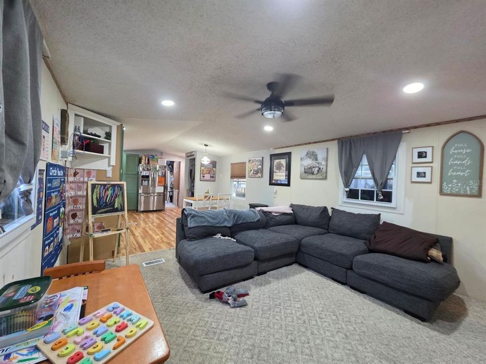 For Sale: $129,000 (2 beds, 2 baths, 924 Square Feet)