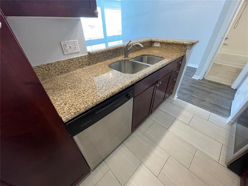 For Sale: $149,000 (1 beds, 1 baths, 597 Square Feet)