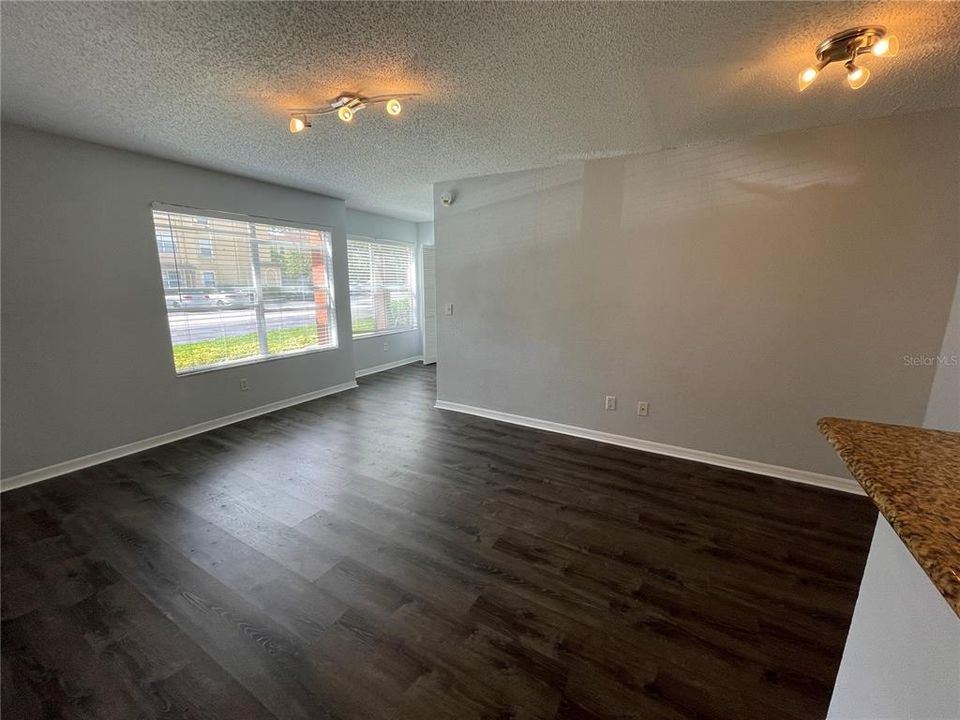 For Sale: $149,000 (1 beds, 1 baths, 597 Square Feet)