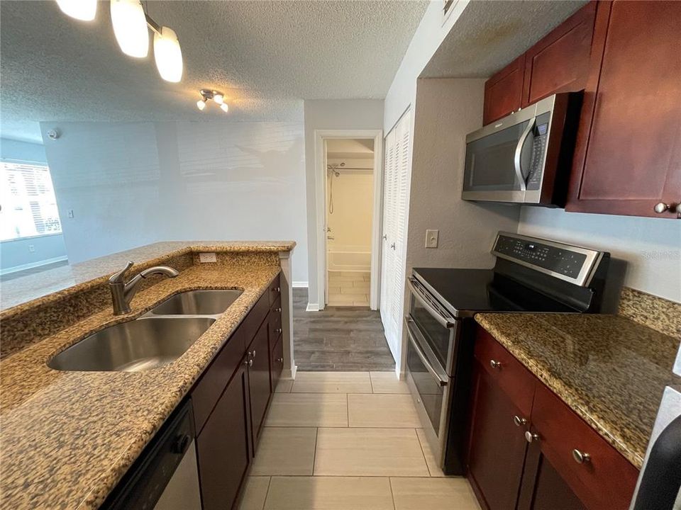 For Sale: $149,000 (1 beds, 1 baths, 597 Square Feet)
