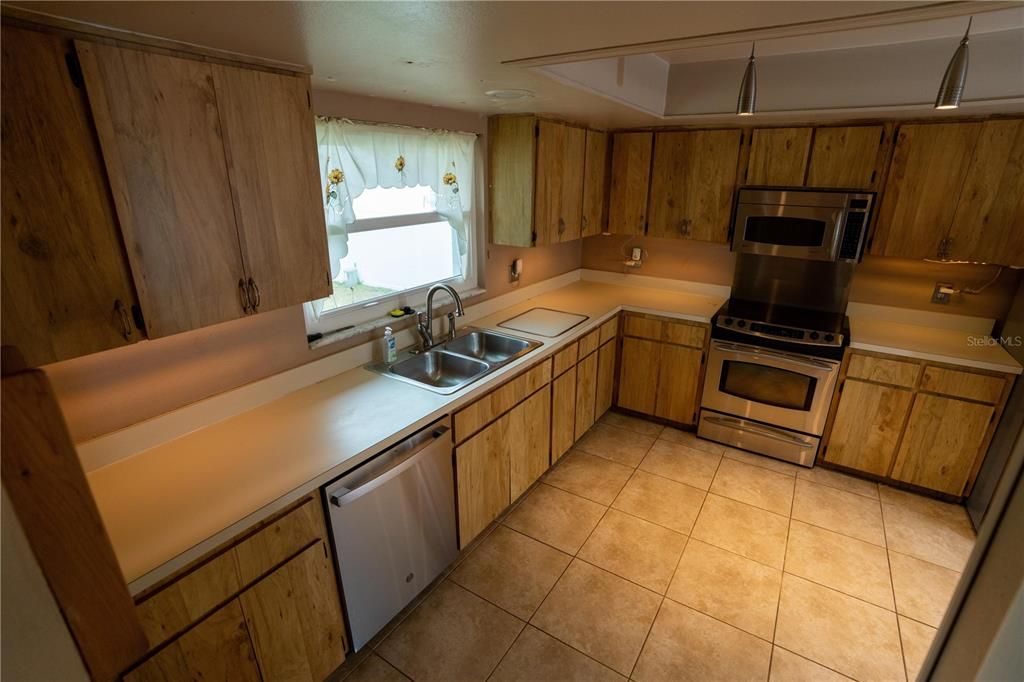 For Sale: $219,900 (2 beds, 2 baths, 1296 Square Feet)