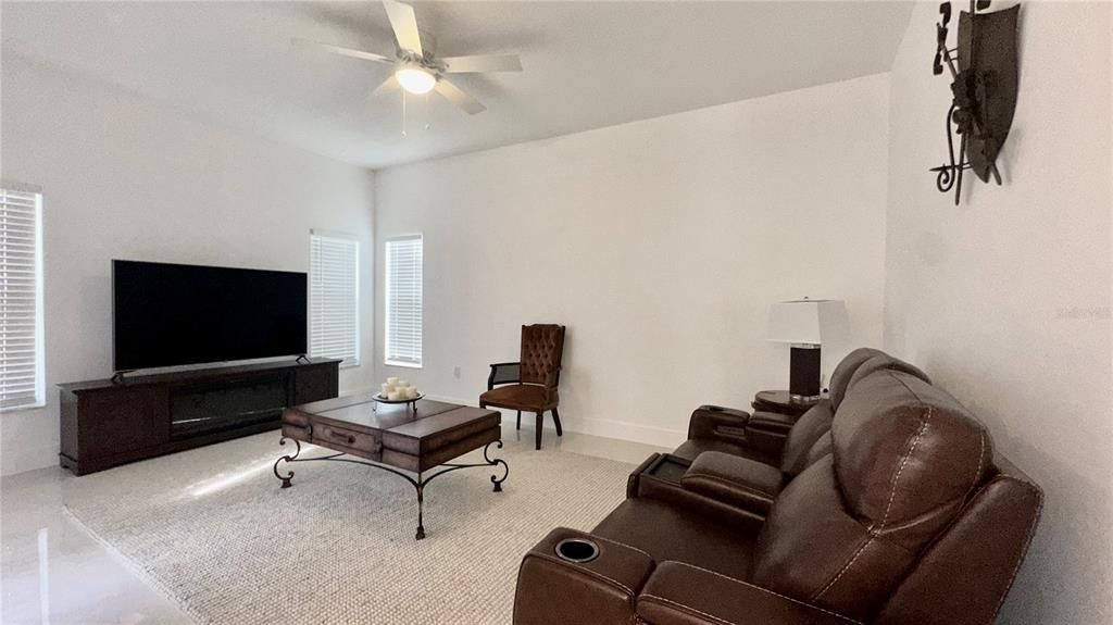 En Renta: $2,295 (2 camas, 2 baños, 2038 Pies cuadrados)