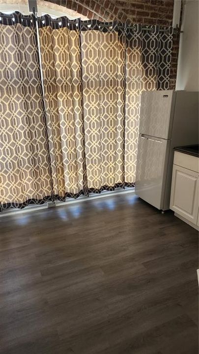 出租: $850 (0 贝兹, 1 浴室, 660 平方英尺)