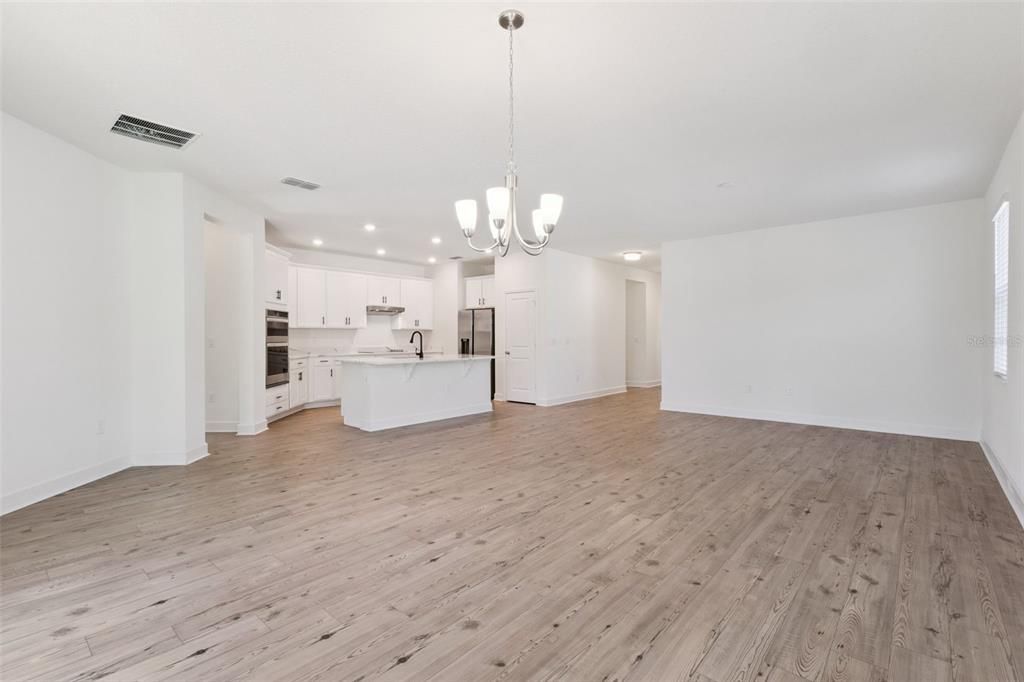 En Venta: $467,000 (4 camas, 2 baños, 1983 Pies cuadrados)