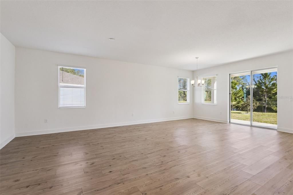 En Venta: $467,000 (4 camas, 2 baños, 1983 Pies cuadrados)