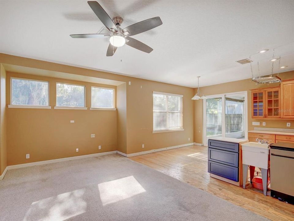 待售: $625,000 (4 贝兹, 2 浴室, 2450 平方英尺)