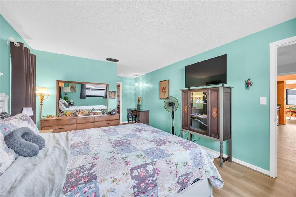 For Sale: $390,000 (2 beds, 2 baths, 1508 Square Feet)