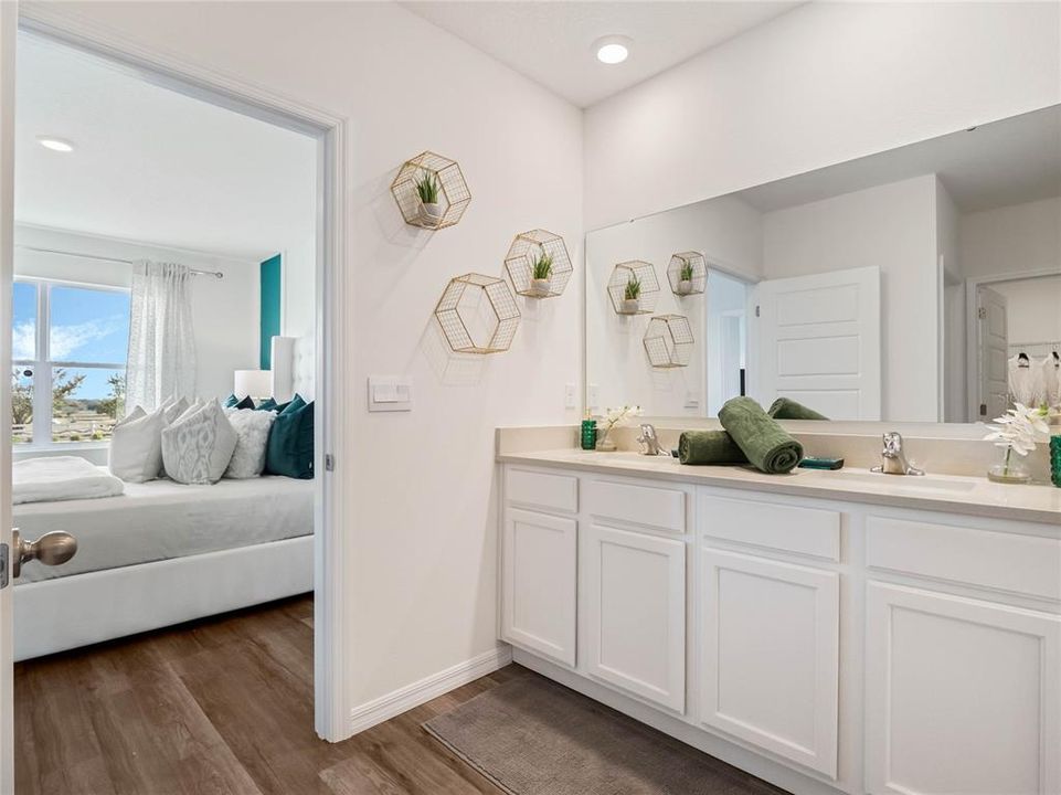 На продажу: $329,490 (4 спален, 2 ванн, 1828 Квадратных фут)