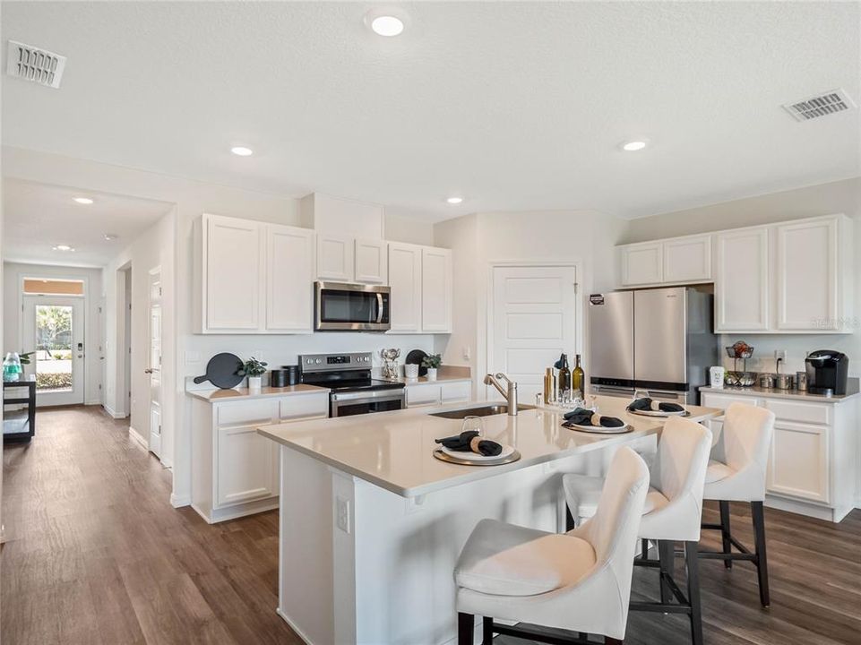 На продажу: $329,490 (4 спален, 2 ванн, 1828 Квадратных фут)