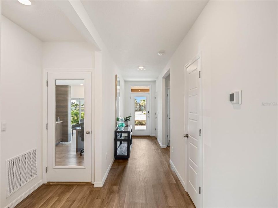 На продажу: $329,490 (4 спален, 2 ванн, 1828 Квадратных фут)