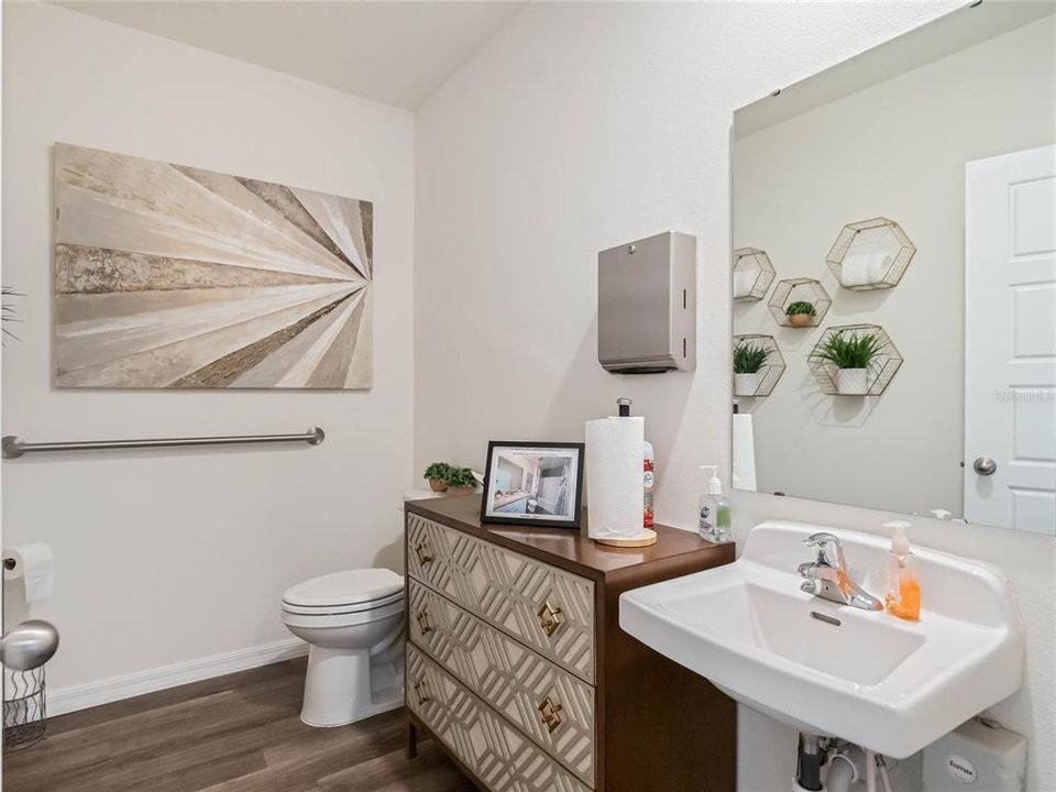 На продажу: $329,490 (4 спален, 2 ванн, 1828 Квадратных фут)