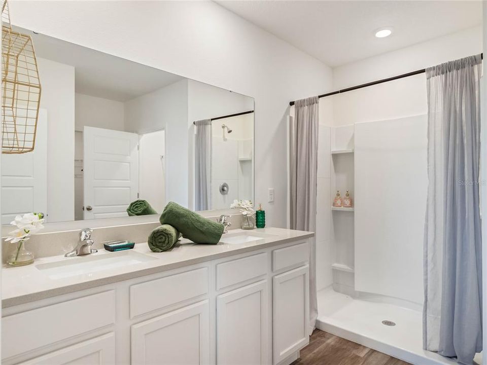 На продажу: $329,490 (4 спален, 2 ванн, 1828 Квадратных фут)