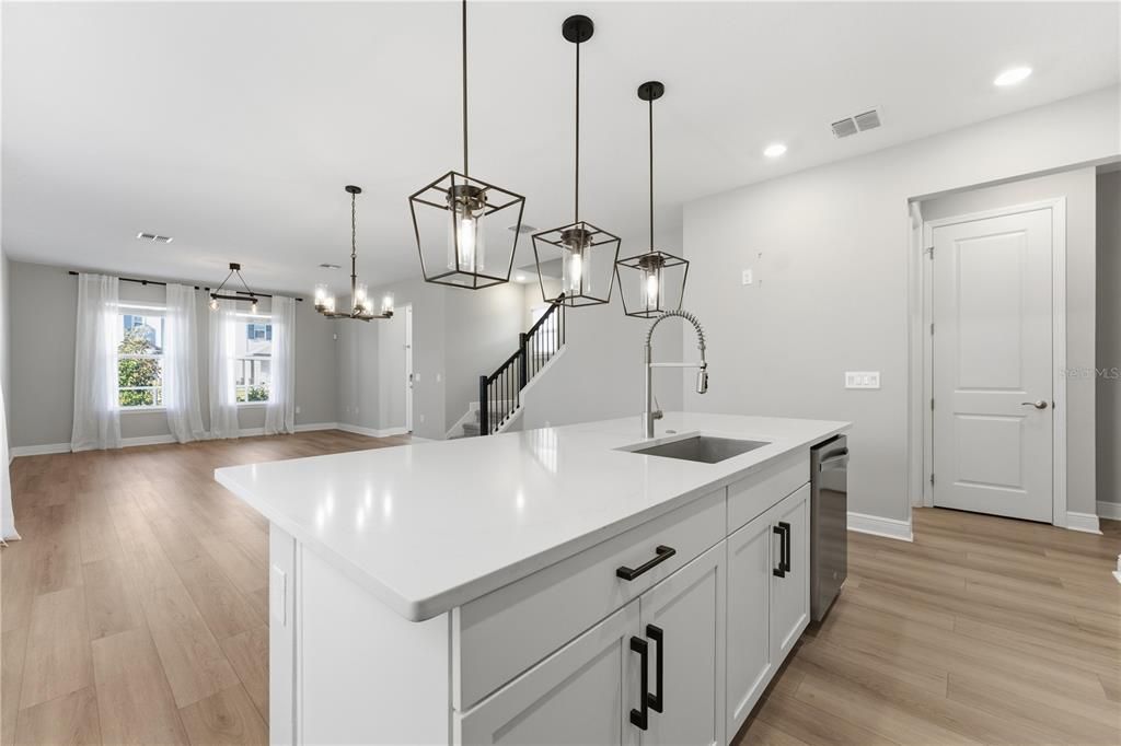 В аренду: $3,000 (4 спален, 2 ванн, 2082 Квадратных фут)