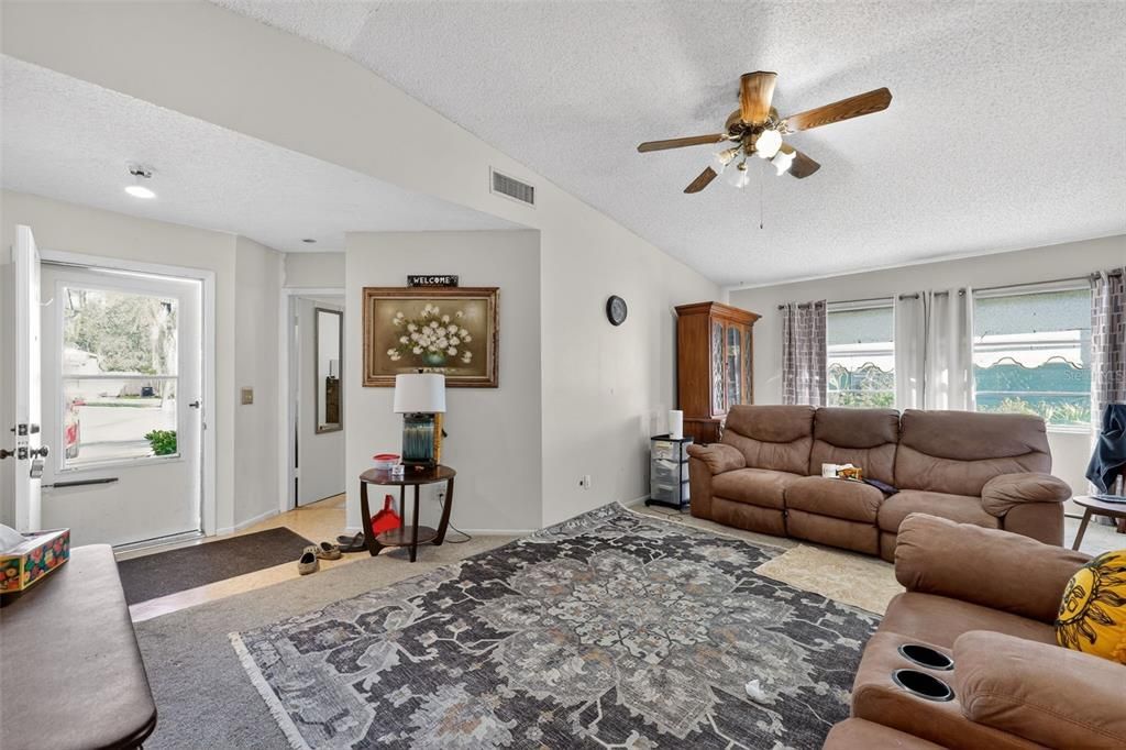 На продажу: $299,900 (3 спален, 2 ванн, 1200 Квадратных фут)