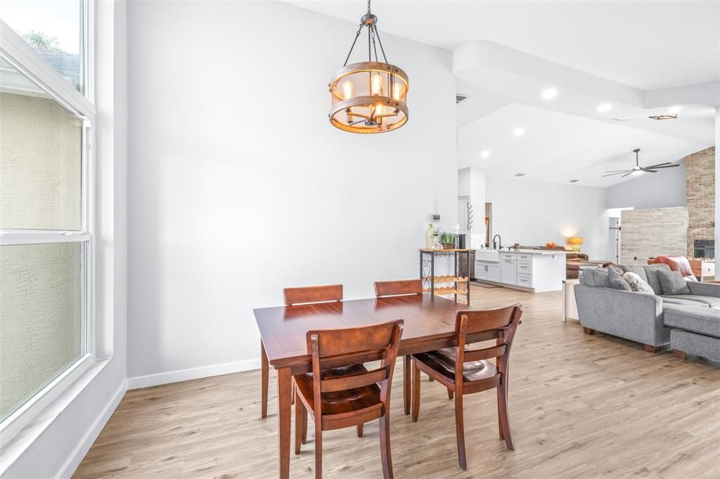 Activo con contrato: $599,000 (4 camas, 3 baños, 2175 Pies cuadrados)